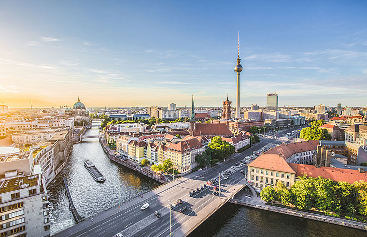 Berliner Skyline mit Fernsehturm und Spree ©Foto: iStockphoto-Bluejayphoto